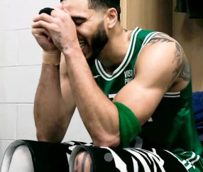 皇冠体育-乌龙乌鸦哀鸣，球队意外获胜晋级