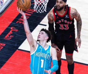 皇冠体育官网-猛龙战胜黄蜂，卫冕冠军连胜达四场(nba卫冕冠军被横扫)