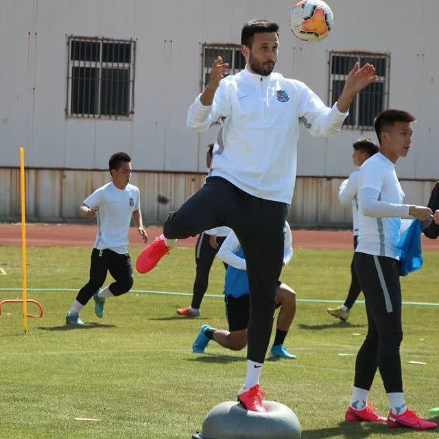 关于云南男篮新外援抵达，迅速融入球队氛围的信息